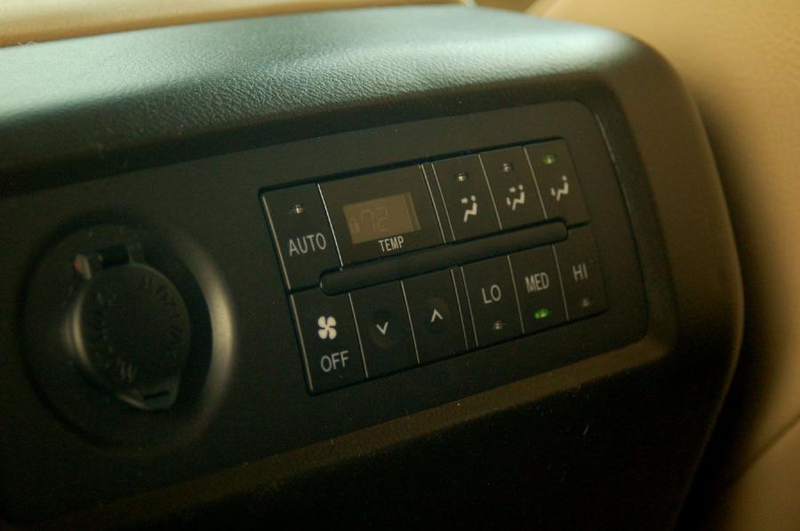  Toyota Sequoia Limited 4x4 2008 года  (фото 23 из 58)